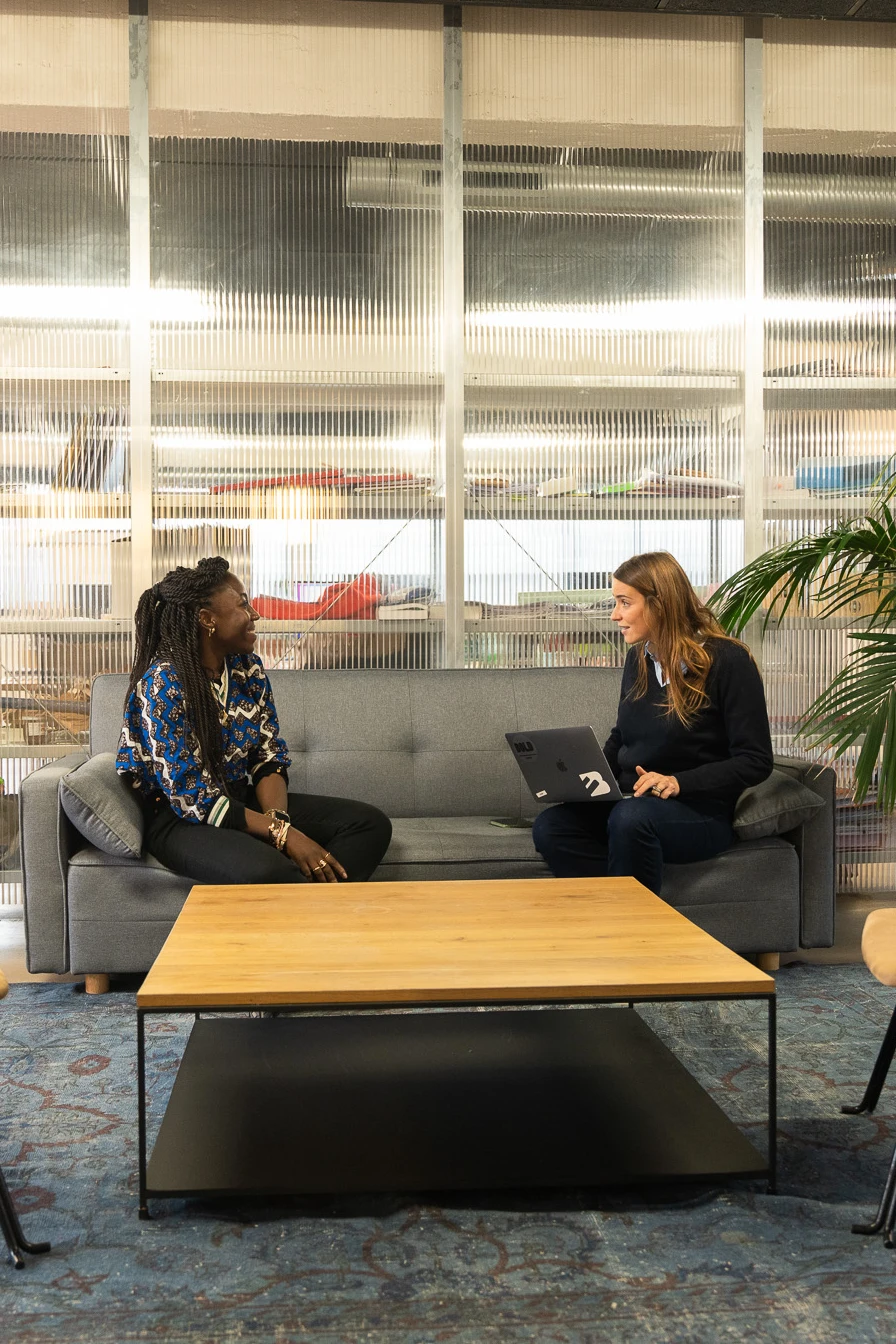 Deux avocates en réunion sur un canapé