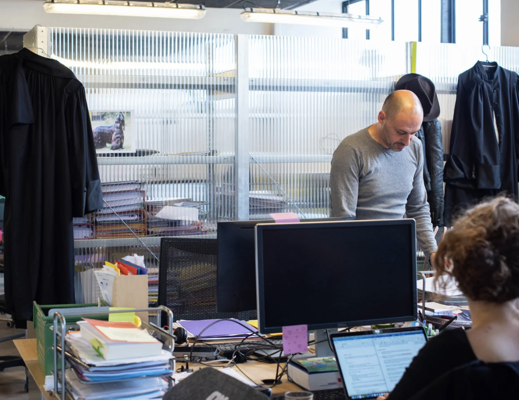 Avocats autour d'un bureau avec des ordinateurs